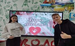 Волонтерский отряд "Волонтеры России" принял участие в акции "Дарю тепло". Отряд раздавал обучающимся флаеры с информацией о возможных местах и способах проведения активного досуга.